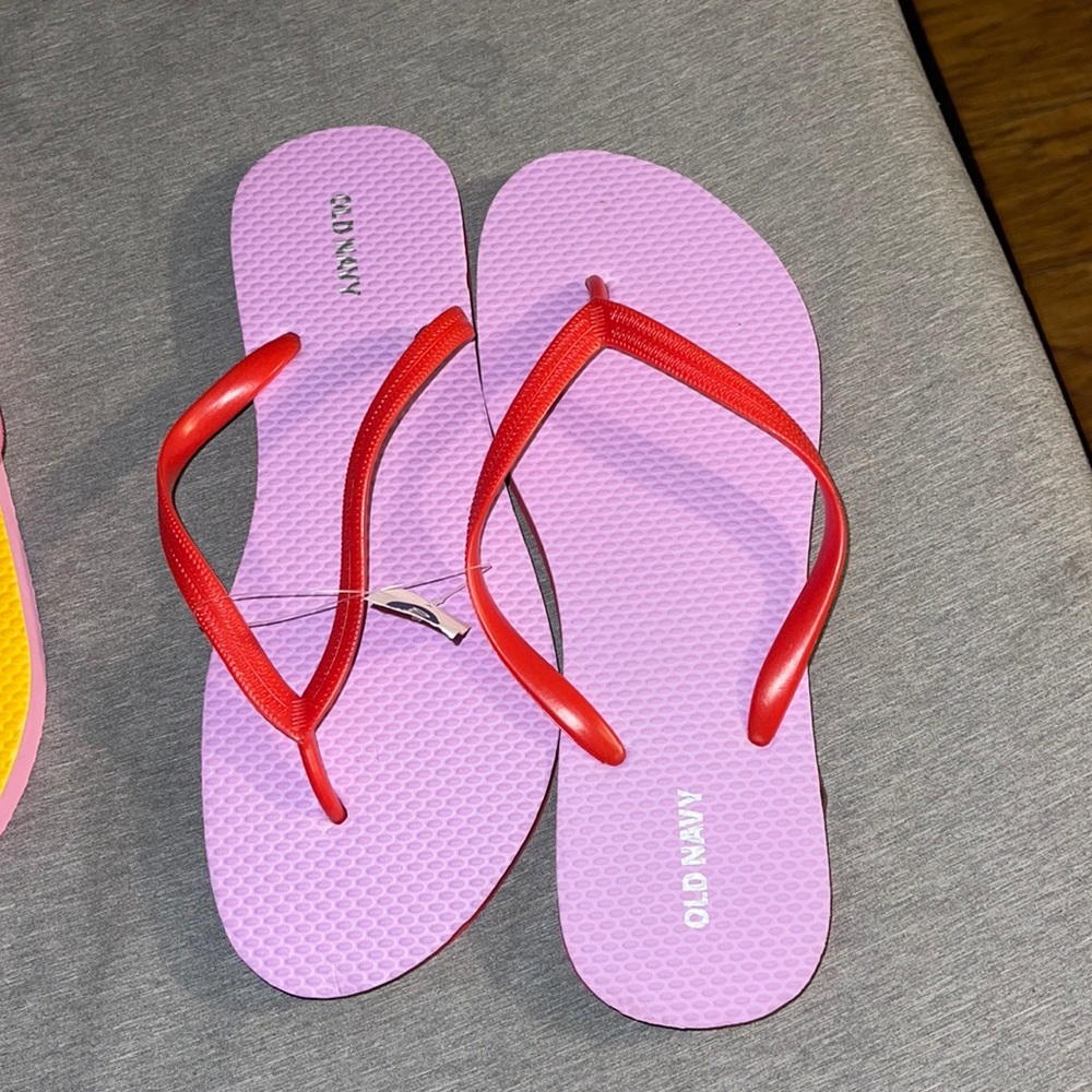 Old navy classic flip-flops for ladies
